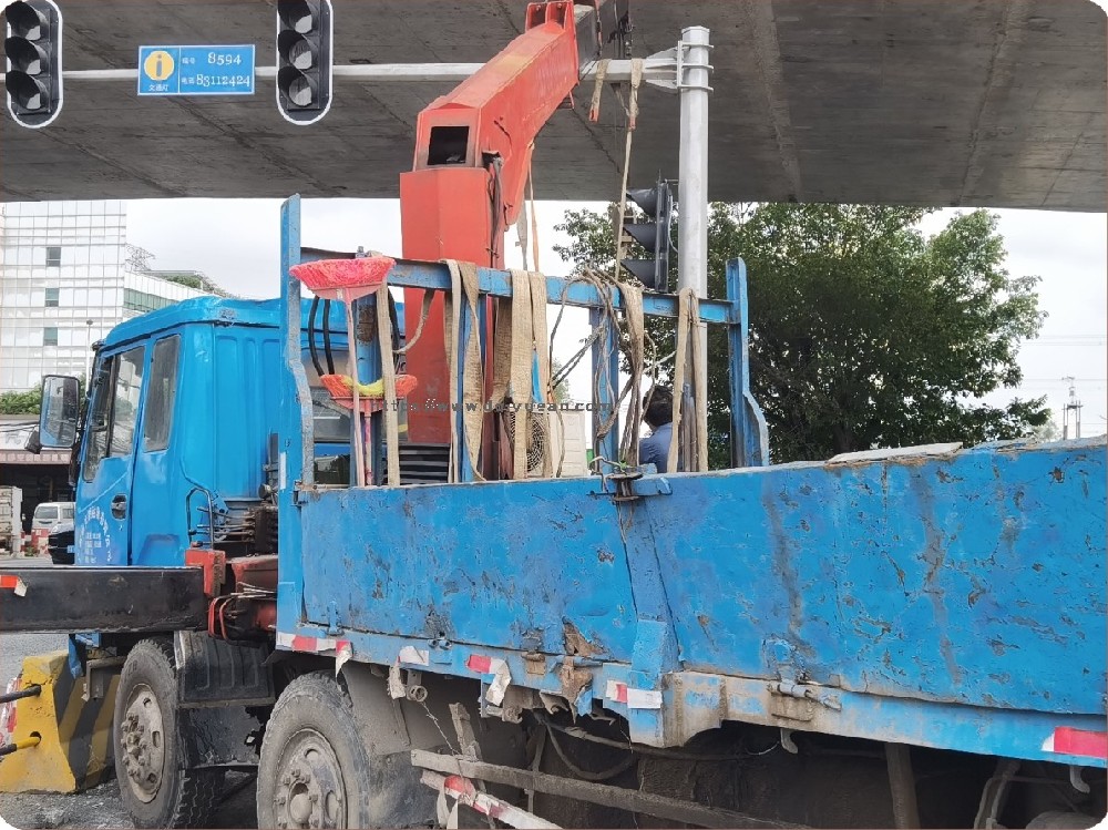 廣州增城區(qū)新沙大道北白石農(nóng)貿(mào)市場(chǎng)南交通信號(hào)燈工程